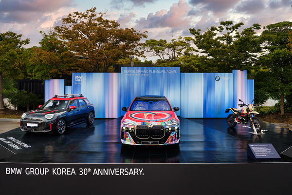 BMW 레이디스 챔피언십 2025, 갤러리 플라자에 전시된 i7 BMW 코리아 30주년 기념 스페셜 에디션(사진 BMW 조직위 제공) 2025.10.16, snakorea.rc@gmail.com , *재판매 및 DB 금지