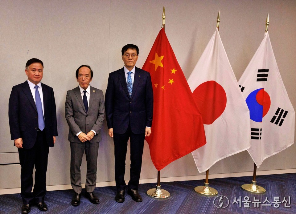 판궁성(왼쪽부터) 중국인민은행 총재, 우에다 카즈오 일본은행 총재, 이창용 한국은행 총재가 15일(현지 시간) 미국 워싱턴 D.C.에서 열린 제14차 한중일 중앙은행총재 회의에서 기념촬영 하고 있다. (사진=한국은행 제공) 2025.10.16, snakorea.rc@gmail.com , *재판매 및 DB 금지
