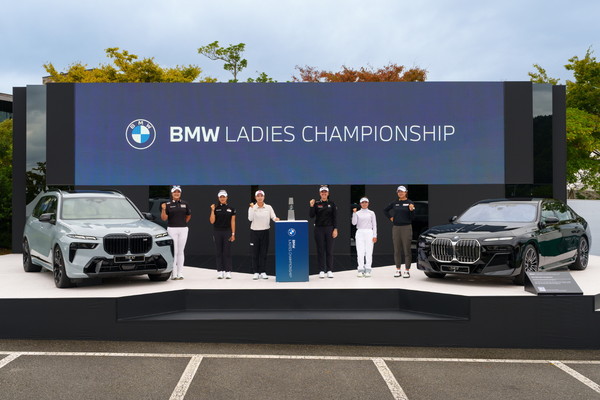 미국 여자프로골프(LPGA)정규 투어 대회인 'BMW레이디스 챔피언십2025'가 16일부터 나흘간 전라남도 해남군에 위치한 파인비치 골프링크스에서 개최된다. 본 대회에 앞서 지난 15일 갤러리 플라자에서 공식 포토콜 행사가 진행됐다. (사진 왼쪽부터)유해란, 윤이나, 김효주, 한나 그린(호주), 야마시타 미유(일본), 김아림 (사진 BMW 조직위 제공) 2025.10.16, snakorea.rc@gmail.com , *재판매 및 DB 금지