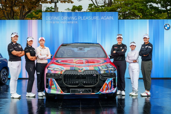 미국 여자프로골프(LPGA)정규 투어 대회인 'BMW레이디스 챔피언십2025'가 16일부터 나흘간 전라남도 해남군에 위치한 파인비치 골프링크스에서 개최된다. 본 대회에 앞서 지난 15일 갤러리 플라자에서 공식 포토콜 행사가 진행됐다. (사진 왼쪽부터)유해란, 윤이나, 김효주, 한나 그린(호주), 야마시타 미유(일본), 김아림 (사진 BMW 조직위 제공)2025.10.16, snakorea.rc@gmail.com , *재판매 및 DB 금지