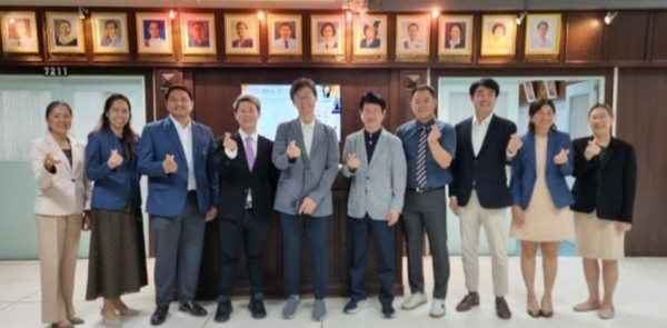 GTN 박재덕 최고 경영자(왼쪽 다섯번째)를 비롯한 치앙마이 대학교 관계자들이 기념 촬영을 하고 있다. (사진 트레블레저플러스 제공) 2025.10.16, snakorea.rc@gmail.com , *재판매 및 DB 금지