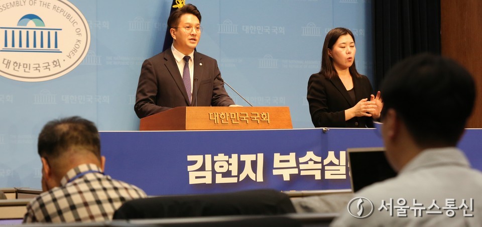 전용기 더불어민주당 국민소통위원장이 16일 서울 여의도 국회 소통관에서 김현지 부속실장에 대한 허위조작 보도 '한미일보' 고발 기자회견을 하고 있다. (사진=신현성 기자) 2025.10.16, snakorea.rc@gmail.com , *재판매 및 DB 금지