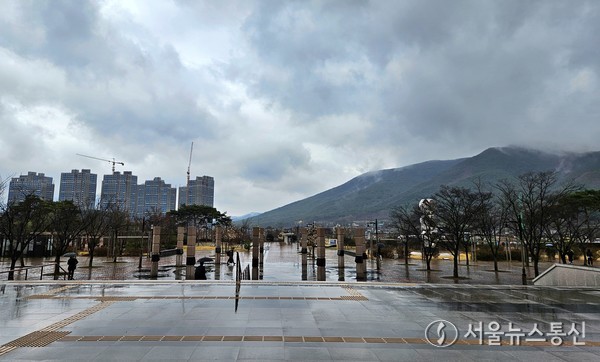 내일(17일)은 전국이 대체로 흐린 가운데 밤부터 대부분 지역에 비가 내리겠다.  / 사진 = 서울뉴스통신 DB