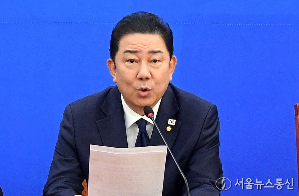 김병기 더불어민주당 원내대표가 16일 오전 서울 여의도 국회에서 열린 국정감사대책회의에서 발언을 하고 있다. (사진=신현성 기자) 2025.10.16, snakorea.rc@gmail.com , *재판매 및 DB 금지