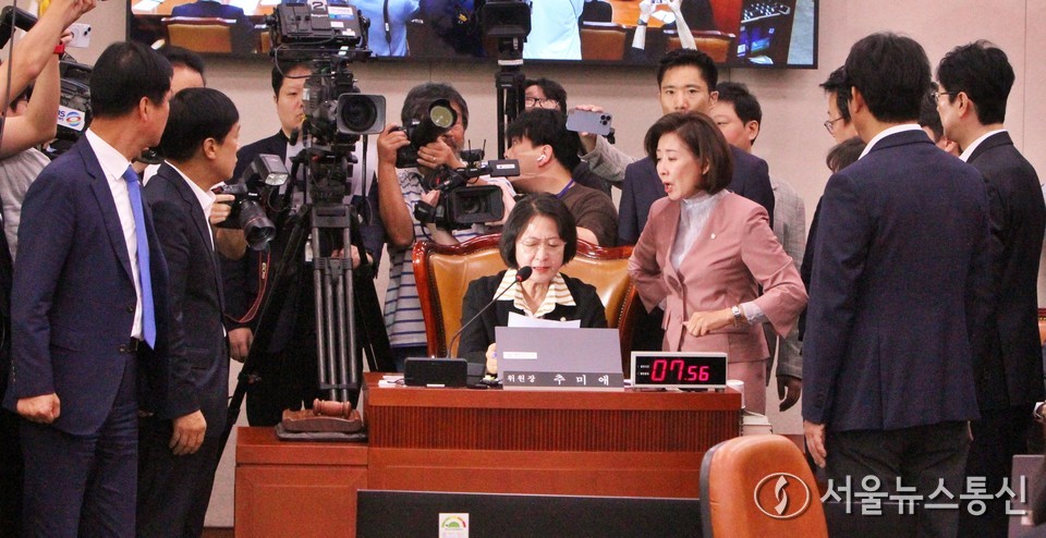 나경원 국민의힘 의원이 22일 서울 여의도 국회에서 열린 법제사법위원회의 검찰개혁 입법청문회에서 퇴장 명령을 한 추미애 위원장에게 항의하고 있다. (2025.09.22) / 사진 = 서울뉴스통신 신현성 기자 