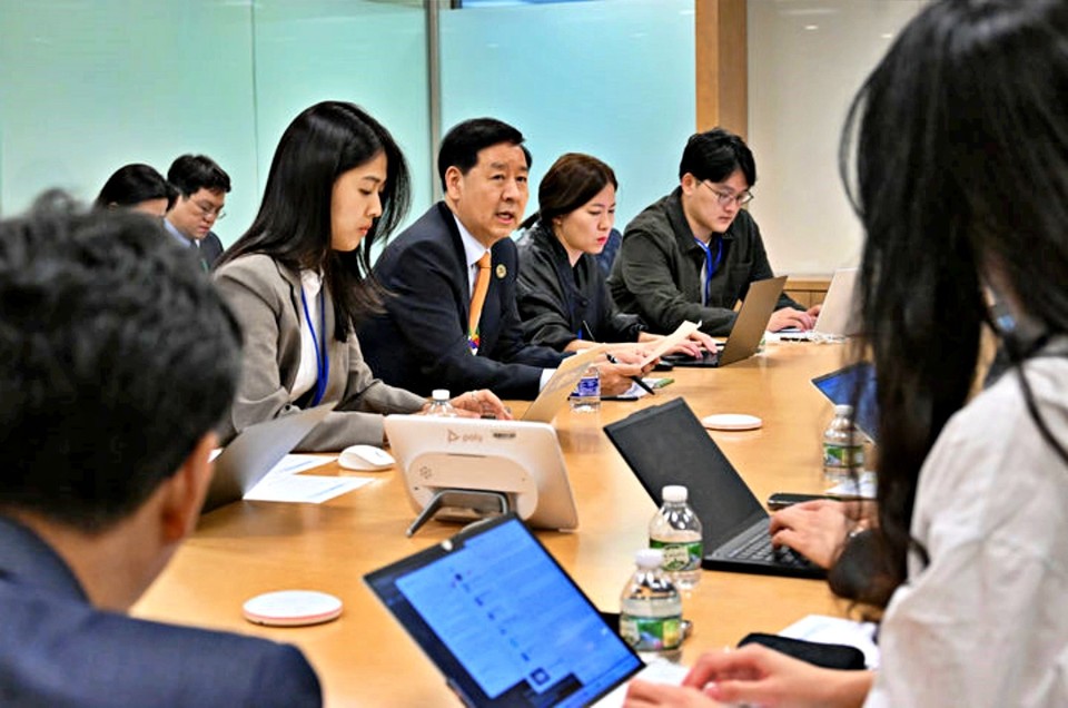 주요 20개국(G20) 재무장관회의와 국제통화기금 및 세계은행(IMF/WB) 연차총회 참석차 미국 워싱턴D.C.를 방문중인 구윤철 부총리 겸 기획재정부 장관이 10월 16일(현지시간) 국제통화기금(IMF)에서 동행기자단과 간담회를 하고 있다. (2025.10.17) / 사진 = 기재부 제공