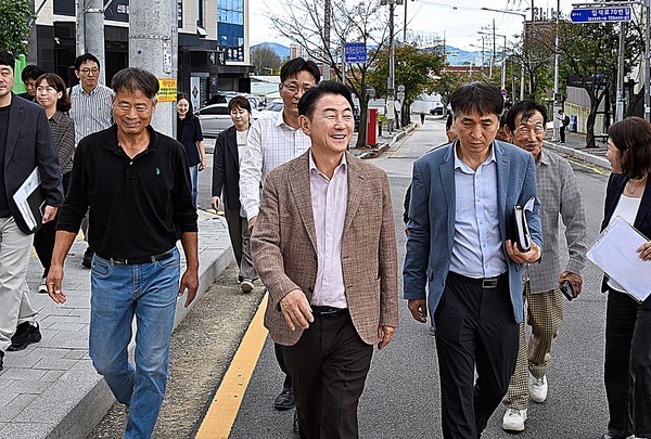 의정부시는 16일 가능동 일원 입석마을 정주환경 개선 3주년을 맞아, 주민들과 함께 마을의 달라진 모습을 점검했다. 