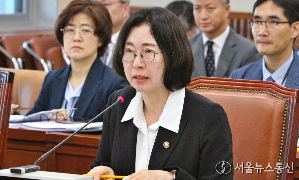이미선 기상청장이 17일 서울 여의도 국회에서 열린 기후에너지환경노동위원회 국정감사에서 의원 질의에 답하고 있다. (2025.10.17) / 사진 = 서울뉴스통신 신현성 기자