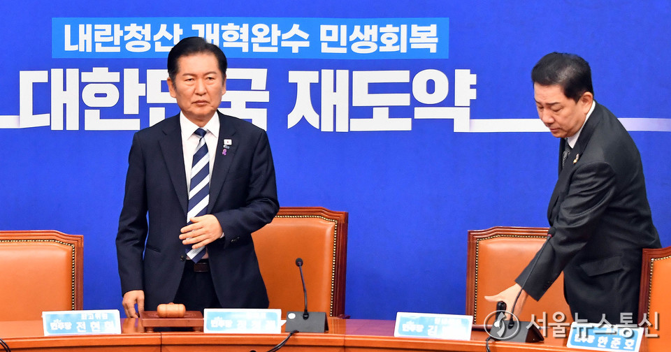 정청래 더불어민주당 대표와 김병기 원내대표가 17일 서울 여의도 국회에서 열린 최고위원회의에 참석하고 있다. (사진=신현성 기자) 2025.10.17, snakorea.rc@gmail.com , *재판매 및 DB 금지