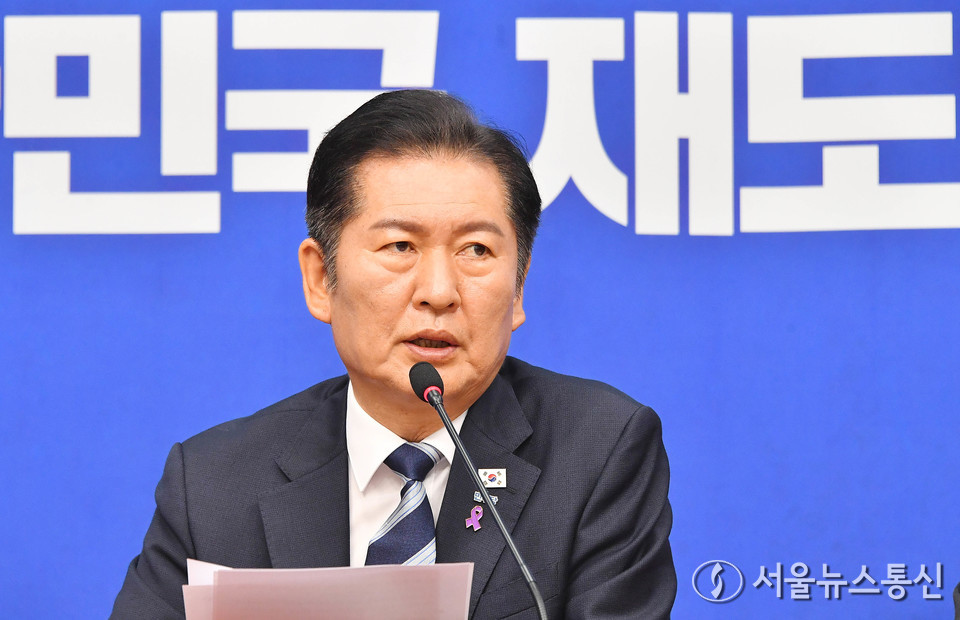 정청래 더불어민주당 대표와 김병기 원내대표가 17일 서울 여의도 국회에서 열린 최고위원회의에서 발언하고 있다. (사진=신현성 기자) 2025.10.17, snakorea.rc@gmail.com , *재판매 및 DB 금지