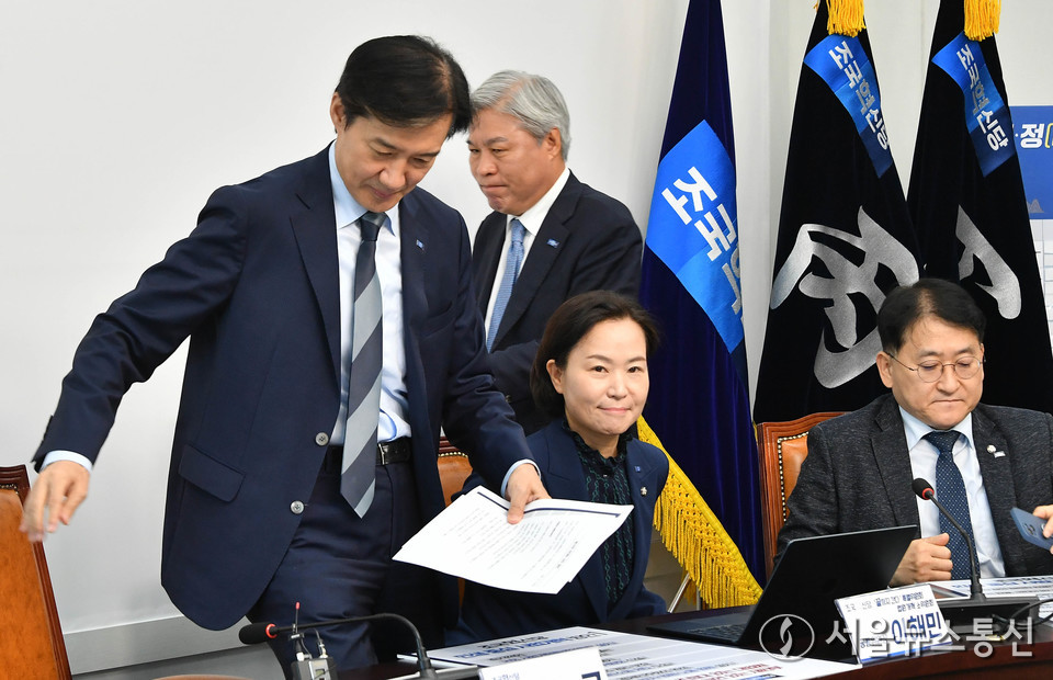 조국 조국혁신당 비상대책위원장이 17일 서울 여의도 국회에서 열린 비상대책위원회 '끝까지 간다' 특별위원회 연석회의에 참석하고 있다. (사진=신현성 기자) 2025.10.17, snakorea.rc@gmail.com , *재판매 및 DB 금지