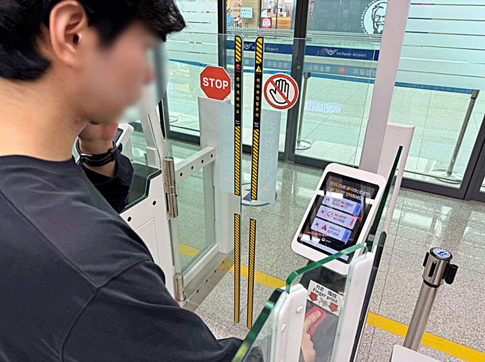 법무부는 우리 국민이 캄보디아 현지에서 취업사기 등으로 피해를 입는 사례가 지속적으로 발생함에 따라 17일부터 인천공항에서 캄보디아로 출국하는 국민이 출국 초기 단계에서부터 관련 위험을 인지할 수 있도록 안내하는 조치를 시행한다고 밝혔다. (2025.10.17) / 사진 = 법무부 제공