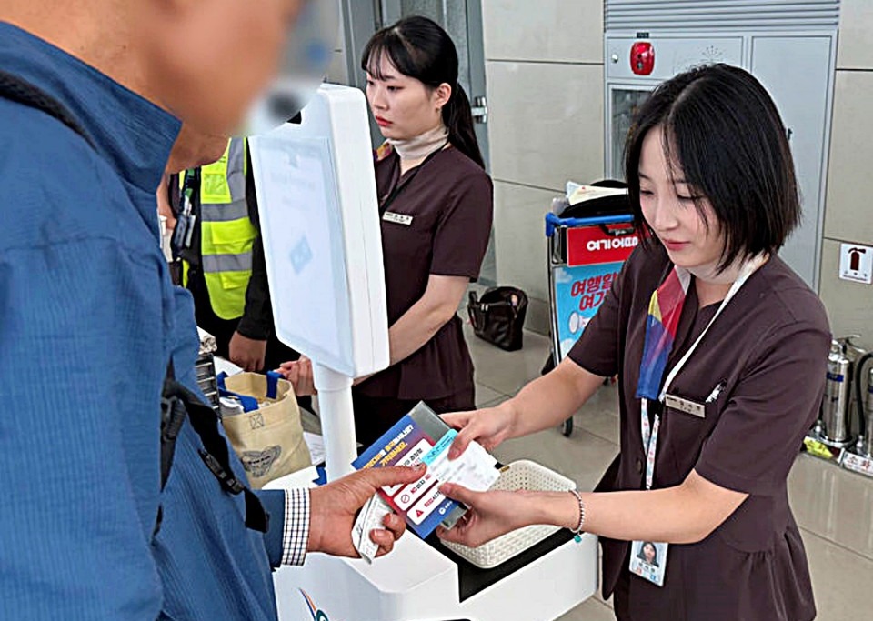 법무부는 캄보디아로 출국하는 국민이 법무부 자동출국심사대를 통과할 경우 모니터 화면에 안내 문구나 영상이 표출되고 탑승게이트 앞에서는 캄보디아 방문 주의 안내문이 배포된다. (2025.10.17) / 사진 = 법무부 제공