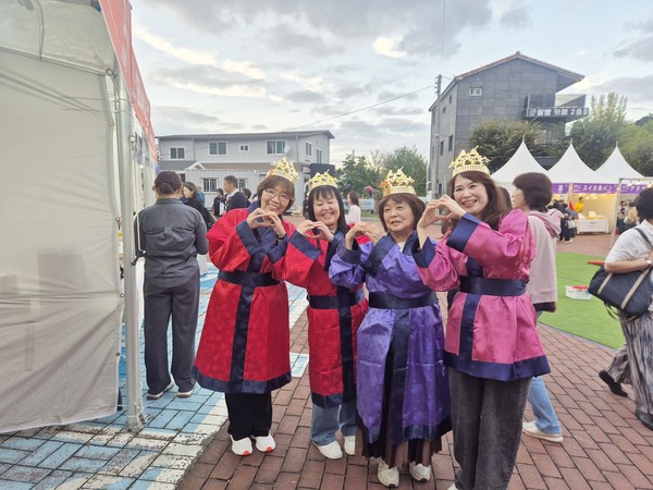 낙화놀이 관광상품을 구입해 입국한 대만과 일본인 관광객을 대상으로 열렸고, 9월 28일에는 대만인 관광객 300여 명이, 이달 16일에는 일본인 관광객 약 1,000명이 함안을 방문했다.