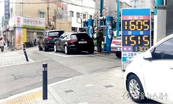 사진은 6일 오후 서울 시내 한 주유소에서 시민글이 주유를하고 있다. (동대문구 2024.03.06) / 사진 = 서울뉴스통신 이성현