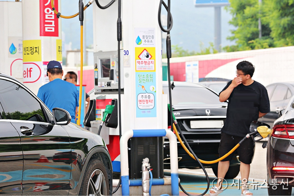 최근 5년간 가짜 석유 등 불법유통으로 적발된 주유소가 1,154곳에 달하는 가운데, 이 중 2회 이상 적발된 곳은 SK에너지 주유소가 가장 많은 것으로 확인됐다. 사진은 경부고속도로 내 한 주유소에 유가 정보가 표시돼 있다. 사진은 기사와 무관함. 2023.07.04/ 사진 = 서울뉴스통신 이성현 기자​