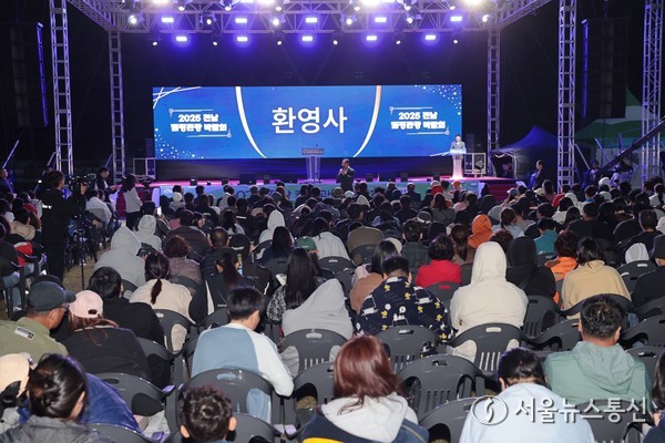 ▲명현관 해남군수가 해남오시아노관광단지 일원에서 열린 2025 전남 캠핑관광 박람회 개막식에서 환영사를 하고 있다(사진 = 해남군)2025.10.19, snakorea.rc@gmail.com , *재판매 및 DB 금지