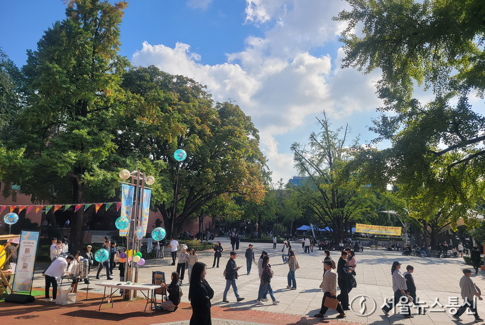 내일(20)은 북쪽에서 찬 공기가 내려오면서 전국 대부분 지역의 아침 기온이 급격히 떨어지겠다. 대학로 마로니에 공원. (사진=송경신 기자) 2025.10.19, snakorea.rc@gmail.com , *재판매 및 DB 금지