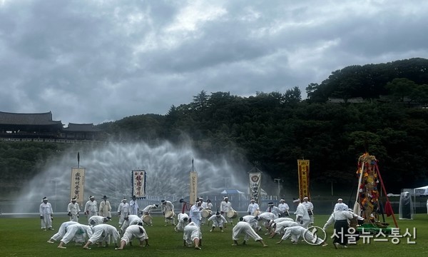 삼문동 야외공연장에서 열린 경상남도 무형유산 축제 ‘밀양백중놀이’ 공연