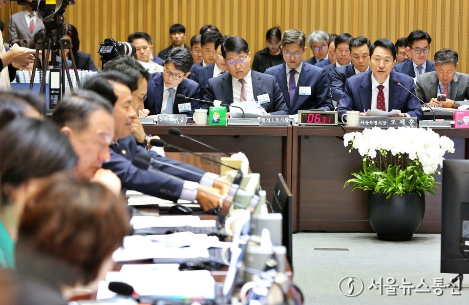 오세훈 서울시장이 20일 서울 중구 서울시청에서 열린 국회 국토교통위원회의 서울시청에 대한 국정감사에서 의원의 질의에 답하고 있다. (사진=신현성 기자) 2025.10.20, snakorea.rc@gmail.com , *재판매 및 DB 금지