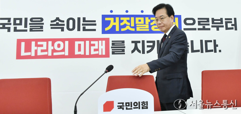 송언석 국민의힘 원내대표가 20일 서울 여의도 국회에서 열린 국정감사 중간평가 기자간담회에 참석하고 있다. (사진=이민희 기자) 2025.10.20, snakorea.rc@gmail.com , *재판매 및 DB 금지