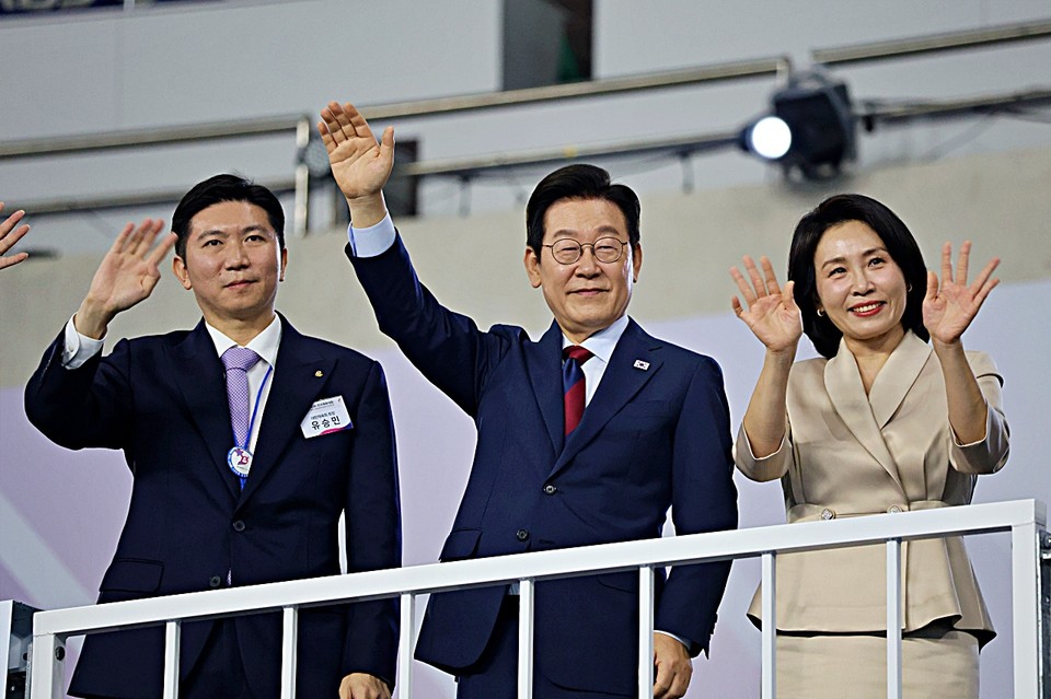 선수단 향해 손 흔드는 이재명 대통령 부부 / 사진 = 김형천 기자