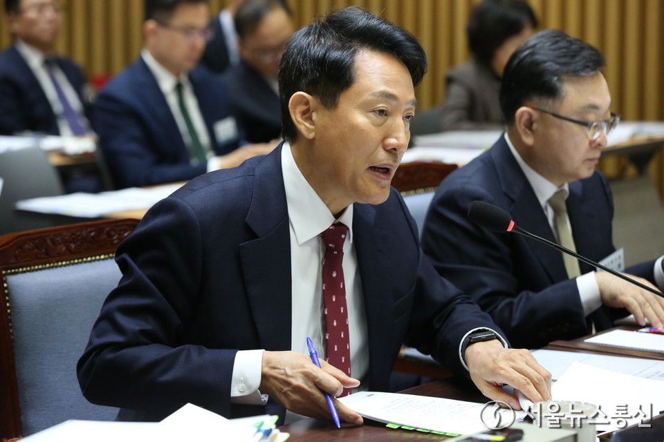 오세훈 서울시장이 20일 서울 중구 서울시청에서 열린 국회 국토교통위원회의 서울시청에 대한 국정감사에서 의원의 질의에 답하고 있다. (사진=신현성 기자) 2025.10.20, snakorea.rc@gmail.com , *재판매 및 DB 금지