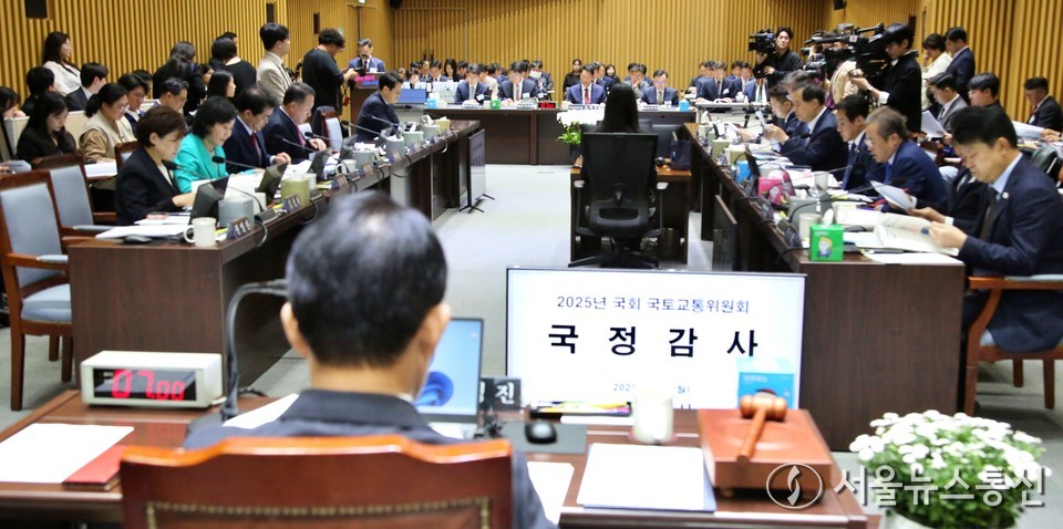 20일 서울 중구 서울시청에서 국회 국토교통위원회의 서울시청에 대한 국정감사가 열리고 있다. (2025.10.20) / 사진 =  서울뉴스통신 신현성 기자