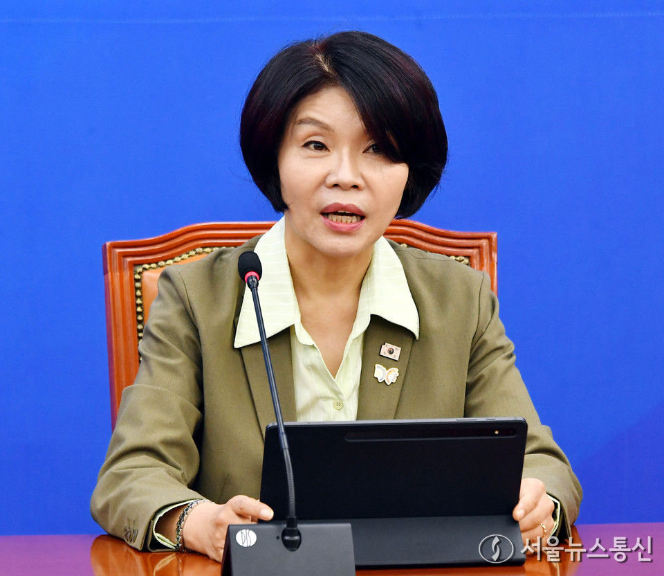 한정애 더불어민주당 정책위의장이 21일 오전 서울 여의도 국회에서 열린 국정감사 대책회의에서 발언하고 있다. (사진=신현성 기자) 2025.10.21, snakorea.rc@gmail.com , *재판매 및 DB 금지