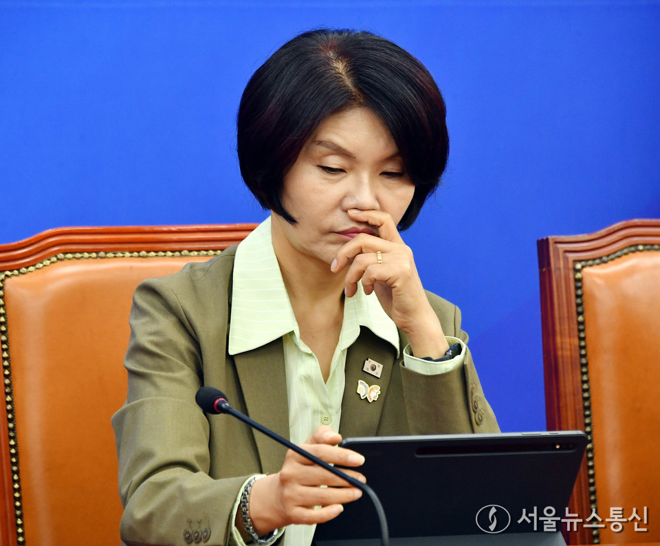 한정애 더불어민주당 정책위의장이 21일 오전 서울 여의도 국회에서 열린 국정감사 대책회의에서 생각에 잠겨 있다. (사진=신현성 기자) 2025.10.21, snakorea.rc@gmail.com , *재판매 및 DB 금지