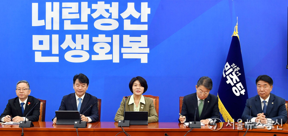 한정애 더불어민주당 정책위의장이 21일 오전 서울 여의도 국회에서 열린 국정감사 대책회의에서 발언하고 있다. (사진=신현성 기자) 2025.10.21, snakorea.rc@gmail.com , *재판매 및 DB 금지