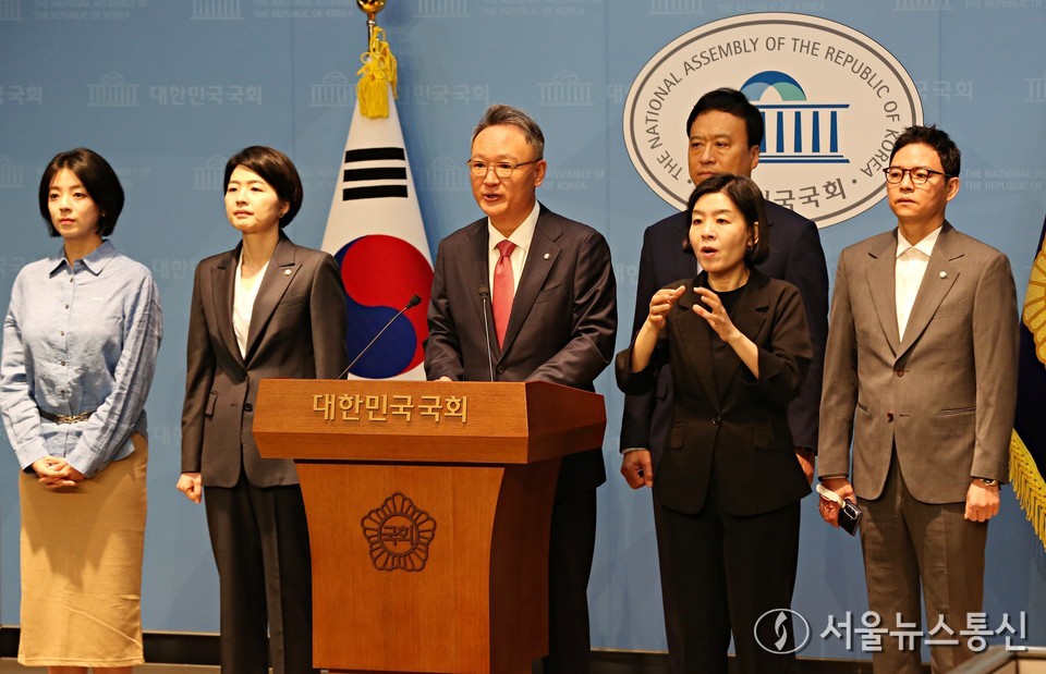 안상훈 국민의힘 의원이 21일 서울 여의도 국회 소통관에서 '특별검사 공직, 변호사 수임 3년 금지법'에 관한 기자회견을 하고 있다. (사진=이민희 기자) 2025.10.21, snakorea.rc@gmail.com , *재판매 및 DB 금지