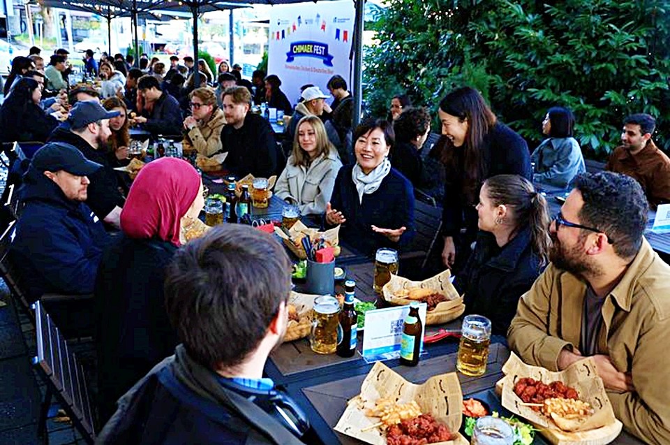 농림축산식품부는 한국의 열처리 가금육을 홍보하기 위해 독일 현지 식당을 빌려 치맥페스트를 개최했다. 송미령 농식품부 장관이 현지 소비자들과 대화를 나누고 있다. (2025.10.21) / 사진 = 농식품부 제공