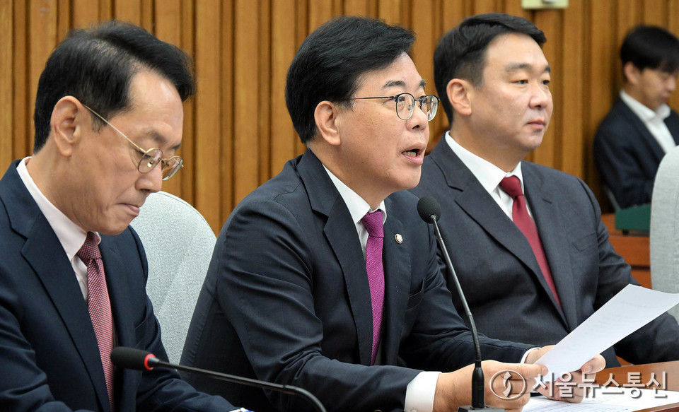 송언석 국민의힘 원대대표가 21일 서울 여의도 국회에서 열린 국정감사 대책회의에서 발언하고 있다. (사진=이민희 기자) 2025.10.21, snakorea.rc@gmail.com , *재판매 및 DB 금지