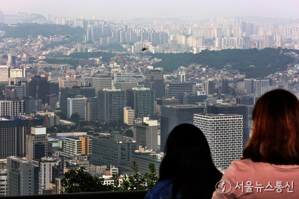 정부가 노후 도심의 주거환경을 개선하고 주택 공급을 확대하기 위한 ‘공공도심복합사업 시즌2’를 본격 추진한다. (남산에서 본 아파트 전경_2024.07.12) / 사진 = 서울뉴스통신 이성현 기자