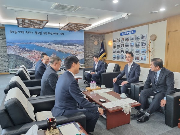 경남도는 21일 부산항만공사를 방문해 송상근 부산항만공사(BPA) 사장을 만나 진해신항의 주요 현안과 협력 방안을 논의했다고 밝혔다.