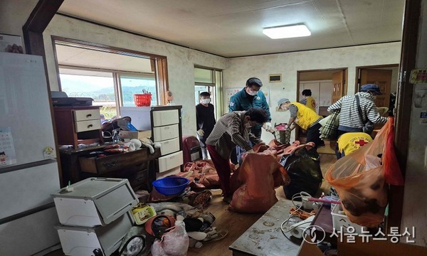 밀양시 삼랑진읍 지역사회보장협의체가 지역 내 취약계층 가구를 방문해 주거환경 개선 봉사활동을 펼치고 있다.