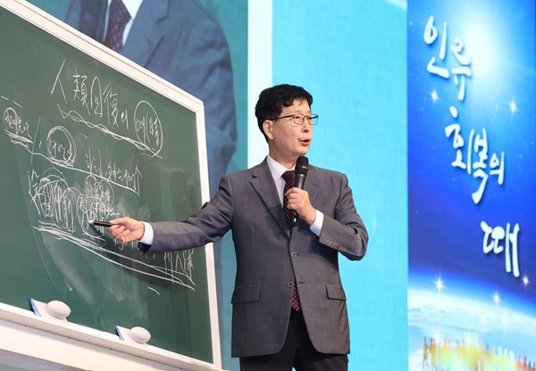 이상면 천지일보 대표이사·발행인이 17일 오후 서울에서 한국언론사협회가 주최하고 천지일보가 주관한 ‘광복 80주년 기념 명사초청 특강’에서 강연하고 있다. 이번 특강은 ‘인류 회복의 때’를 주제로 진행됐다. (사진 제공 천지일보) 2025.10.21, snakorea.rc@gmail.com , *재판매 및 DB 금지