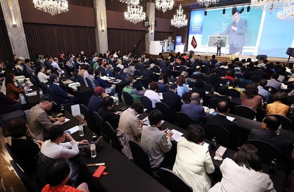 이상면 천지일보 대표이사·발행인이 17일 오후 서울에서 한국언론사협회가 주최하고 천지일보가 주관한 ‘광복 80주년 기념 명사초청 특강’에서 강연하고 있다. 이번 특강은 ‘인류 회복의 때’를 주제로 진행됐다. (사진 제공 천지일보) 2025.10.21, snakorea.rc@gmail.com , *재판매 및 DB 금지