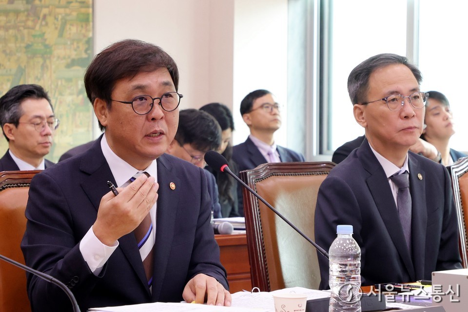 최휘영 문화체육관광부 장관이 14일 서울 여의도 국회 문화체육관광위원회에서 열린 문체부에 대한 국정감사에서 의원질의에 답하고 있다. (사진=신현성 기자) 2025.10.14, snakorea.rc@gmail.com , *재판매 및 DB 금지