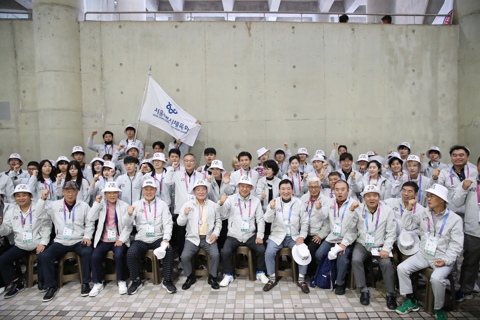 이종환 서울시의회 부의장(왼쪽 다섯번째)이 17일 부산 아시아드 주경기장에서 열리는 제106회 전국체육대회 개회식에서 서울시 선수단 및 체육회 임직원과 기념촬영을 하고 있다. (사진=서울시의회 제공)  2025.10.22, snakorea.rc@gmail.com , *재판매 및 DB 금지