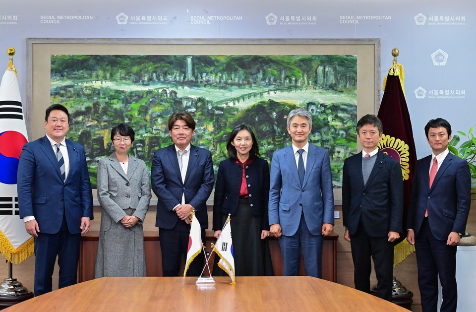 최호정(가운데) 의장이 21일 서울시의회를 방문한 도쿄도의회 방문단과 기념 촬영을 하고 있다. (사진=서울시의회 제공) 2025.10.22, snakorea.rc@gmail.com , *재판매 및 DB 금지