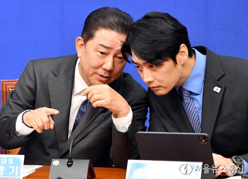 김병기 더불어민주당 원내대표와 한준호 최고위원이 22일 오전 서울 여의도 국회에서 열린 최고위원회의에서 대화하고 있다. (사진=신현성 기자) 2025.10.22, snakorea.rc@gmail.com , *재판매 및 DB 금지