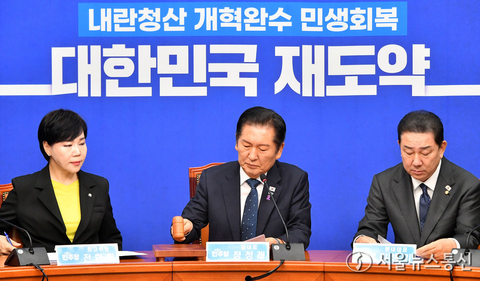 정청래 더불어민주당 대표가 22일 오전 서울 여의도 국회에서 열린 최고위원회의에서 의사봉을 두드리고 있다. (사진=신현성 기자) 2025.10.22, snakorea.rc@gmail.com , *재판매 및 DB 금지