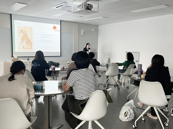 의정부미술도서관은 성인을 대상으로 운영한 문화예술 프로그램 ‘빛과 색으로 그린 민화’를 성황리에 마무리했다.