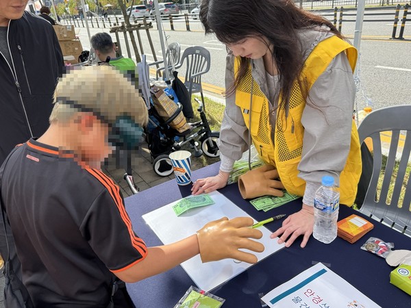 의정부시 보건소은 19일 의정부시중독관리통합지원센터가 잔돌문화공원에서 열린 ‘견생조각전’에서 ‘4대 중독 예방교육 및 건전한 여가생활 제안’을 주제로 홍보부스를 운영했다고 밝혔다.