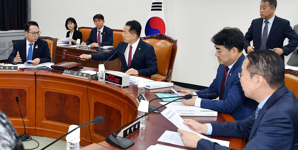 신성범 국회 정보위원장이 22일 서울 여의도 국회에서 이종석 국정원장이 참여한 가운데 열린 정보위원회 전체회의를 주재하고 있다. (2025.10.22) / 사진 = 공동취재