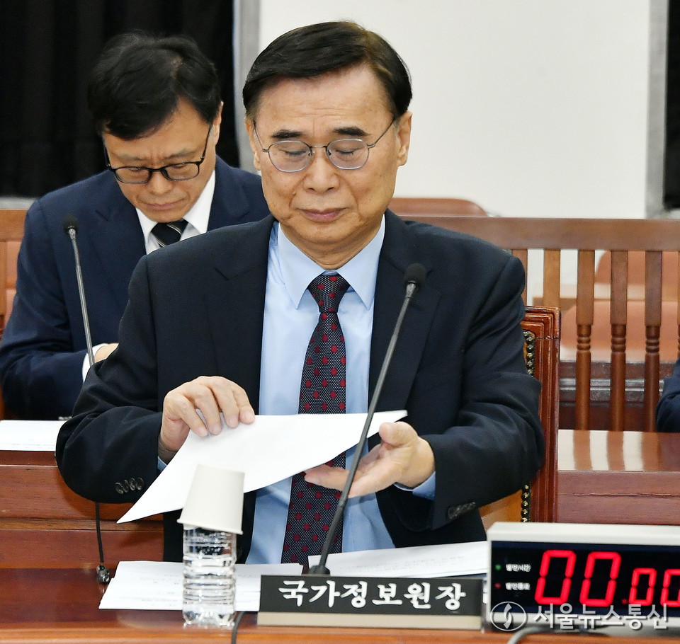 이종석 국가정보원장이 22일 서울 여의도 국회에서 열린 국회 정보위원회 전체회의에 출석해 자료를 살펴보고 있다. (사진=공동취재) 2025.10.22, snakorea.rc@gmail.com , *재판매 및 DB 금지