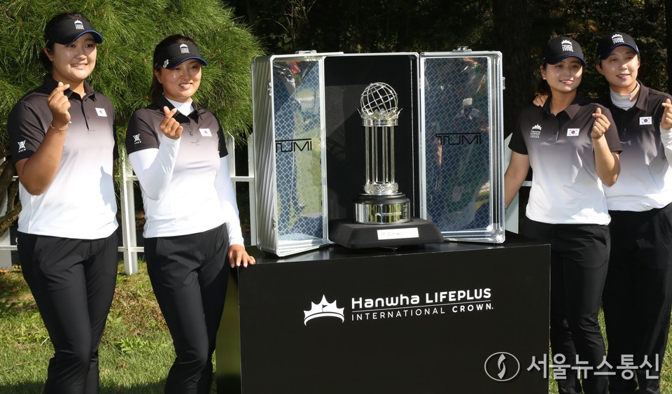 22일 경기도 고양시 뉴코리아 컨트리클럽에서 국가대항전 한화 라이프플러스 인터내셔널 크라운에 출전한 한국 대표팀이 포토콜에서 포즈를 취하고 있다. 오른쪽부터 김효주, 최혜진, 고진영, 유해란. (사진=신현성 기자) 2025.10.22, snakorea.rc@gmail.com , *재판매 및 DB 금지