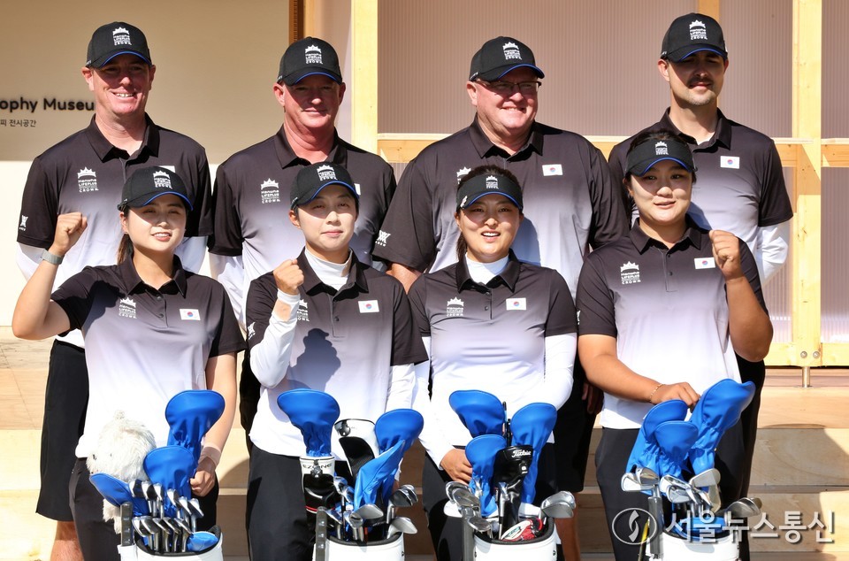 22일 경기도 고양시 뉴코리아 컨트리클럽에서 국가대항전 한화 라이프플러스 인터내셔널 크라운에 출전한 한국 대표팀이 캐디와 함께 기념촬영을 하고 있다. 왼쪽부터 최혜진, 김효주, 고진영, 유해란. (사진=신현성 기자) 2025.10.22, snakorea.rc@gmail.com , *재판매 및 DB 금지